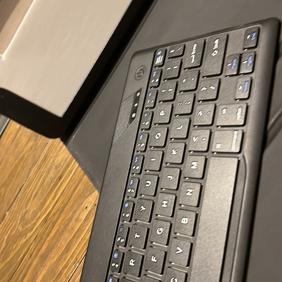 Kate Spade iPad Air hard case with removable keyboard - Picture 7 of 7